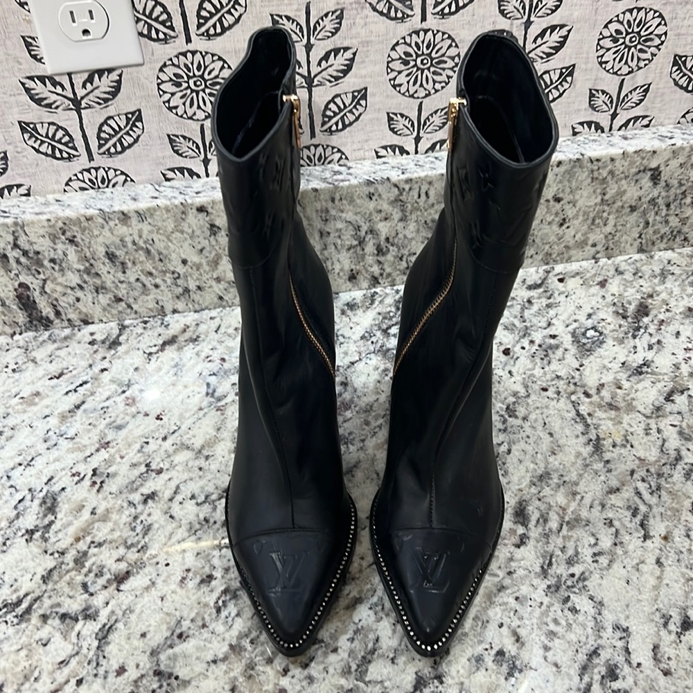 Inspo boots. Not authentic.